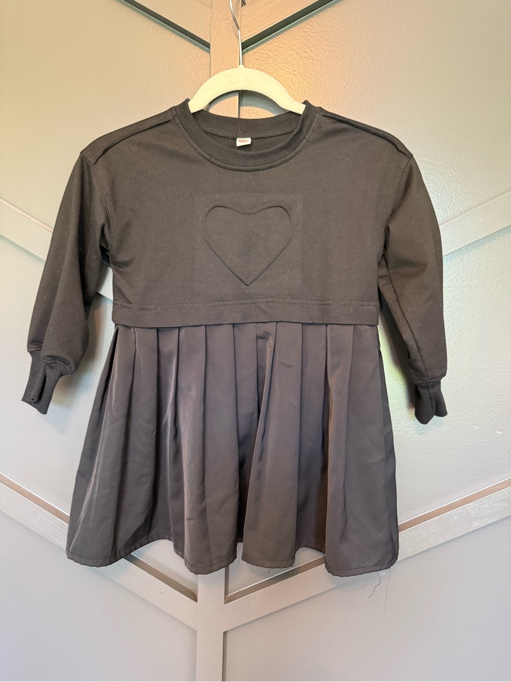 Girls Black Long-Sleeve Heart Waist Pleated Dress
